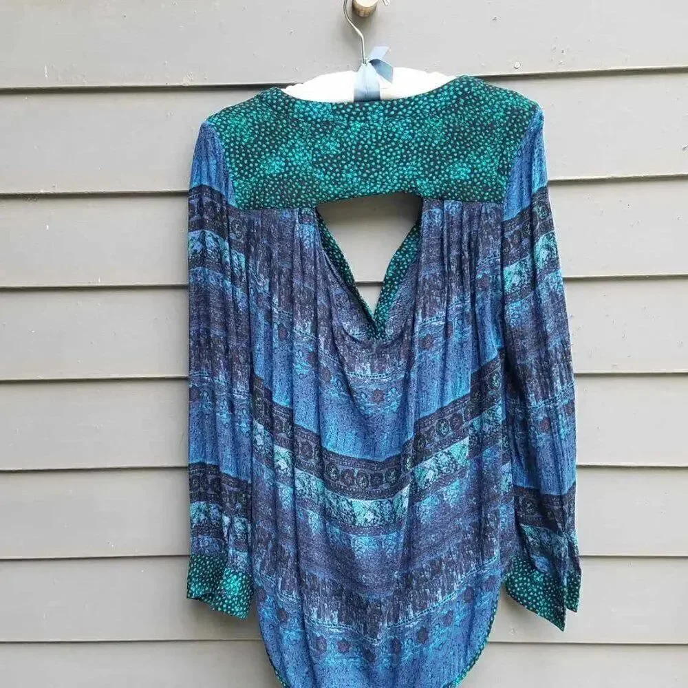 BKE Black Blue Green Top with a cut out in the back size Medium